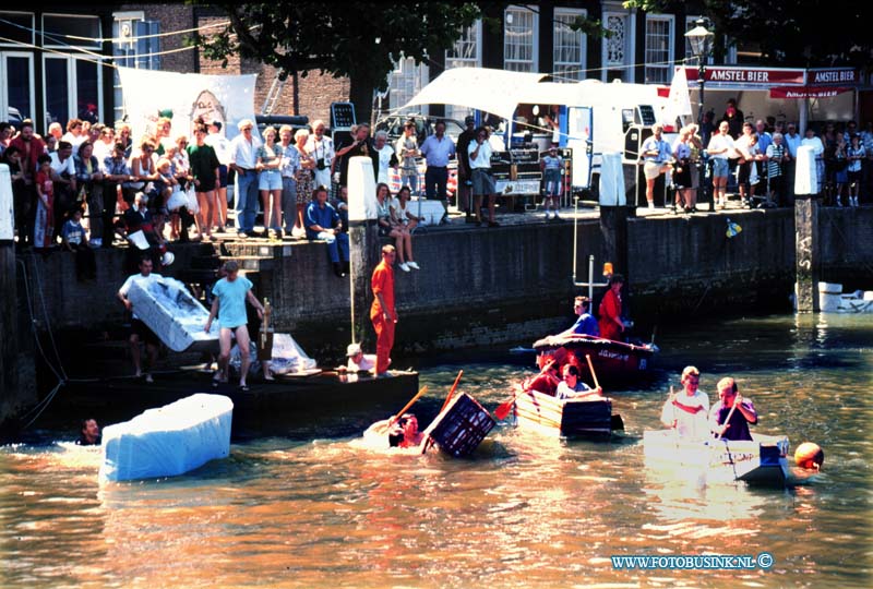 95062502.jpg - DE DORDTENAAR :Dordrecht:archief:blz 6317  25-06-1995dirty boot racing wolwevershaven dordrechtDeze digitale foto blijft eigendom van FOTOPERSBURO BUSINK. Wij hanteren de voorwaarden van het N.V.F. en N.V.J. Gebruik van deze foto impliceert dat u bekend bent  en akkoord gaat met deze voorwaarden bij publicatie.EB/ETIENNE BUSINK