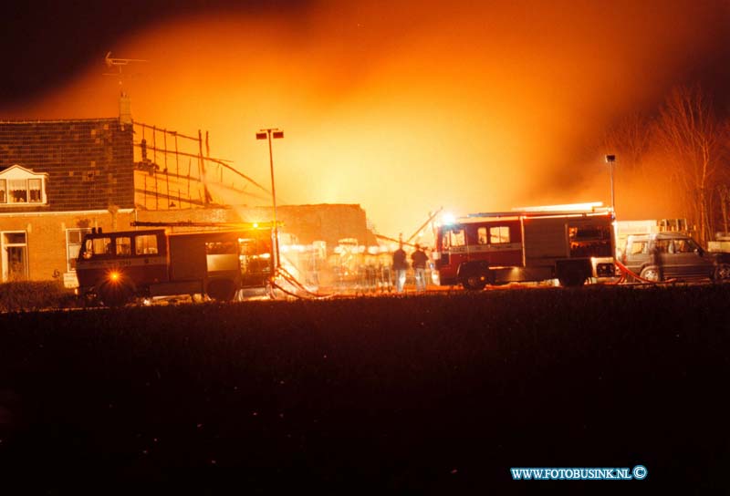 98020610.jpg - WFA:WAGENBERG;BOEDERIJBRAND:06-02-1998;Om ongeveer 01,15 uur heeft er een boerderijbrand gewoed in wagenberg op de zandkuil 6. De boerderij was van een brandweerman uit de zelfde plaats . Waar van net de brandweerdienst was opgeven in de kern van het dorp.De boerderij brandde volledig uit . eb/ETIENNE BUSINK