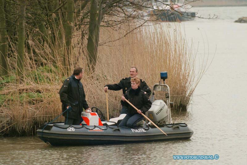 98032617.jpg - WFA;DORDRECHT;OOSTHAVEN;26-03-98; Dordrecht werd vandaag opgeschrikt door een zeer groot gevaarte in de oosthaven wat op een soort monster van lognes leek.Een massale zoek tocht door politie naar zeer grote mogelijke vis in de oosthaven te dordrecht. toen iedereen weg was liet de vis zicht pas weer zien voor het oog van de camera's van fotografen en tv mensen.eb/ETIENNE BUSINK