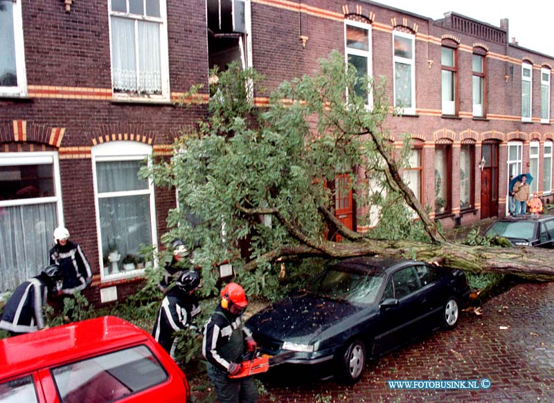 98091307.jpg - DE DORDTENAAR: dordrecht:storm:13-09-1998:de storm van heden avond heeft een boom geveld in de hoofdstraat in dordrecht deze boom viel op twee auto's die werden verpleterd en belande daarnat in een woonhuis er vielen gelukkig geen gewonden wel was de schade groot.Deze digitale foto blijft eigendom van FOTOPERSBURO BUSINK. Wij hanteren de voorwaarden van het N.V.F. en N.V.J. Gebruik van deze foto impliceert dat u bekend bent  en akkoord gaat met deze voorwaarden bij publicatie.EB/ETIENNE BUSINK