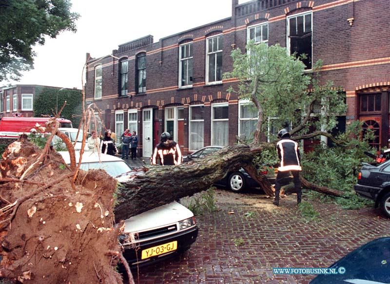 98091308.jpg - DE DORDTENAAR : dordrecht:storm:13-09-1998:de storm van heden avond heeft een boom geveld in de hoofdstraat in dordrecht deze boom viel op twee auto's die werden verpleterd en belande daarnat in een woonhuis er vielen gelukkig geen gewonden wel was de schade groot.Deze digitale foto blijft eigendom van FOTOPERSBURO BUSINK. Wij hanteren de voorwaarden van het N.V.F. en N.V.J. Gebruik van deze foto impliceert dat u bekend bent  en akkoord gaat met deze voorwaarden bij publicatie.EB/ETIENNE BUSINK