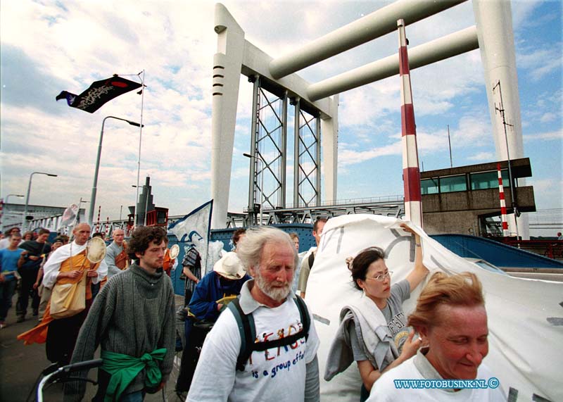 99051830.jpg - DE STEM VAN DORDT :Dordrecht:18-05-1999:europa runners lopers nabij de zwijndrechtse brug op door tochtDeze digitale foto blijft eigendom van FOTOPERSBURO BUSINK. Wij hanteren de voorwaarden van het N.V.F. en N.V.J. Gebruik van deze foto impliceert dat u bekend bent  en akkoord gaat met deze voorwaarden bij publicatie.EB/ETIENNE BUSINK