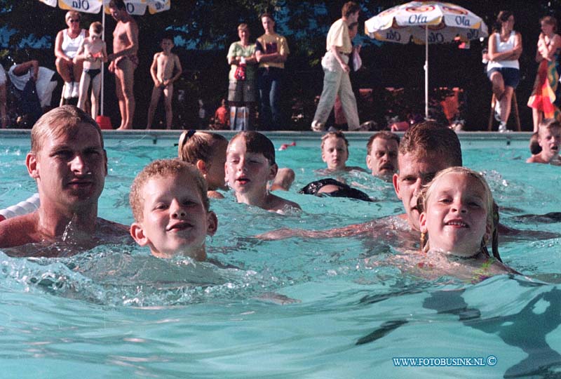 99062507.jpg - DE DORDTENAAR :Dordrecht:25-06-1999:gravensingel zwembad de dubbel laaste zwemvierdaagse met muziek en kraampjesDeze digitale foto blijft eigendom van FOTOPERSBURO BUSINK. Wij hanteren de voorwaarden van het N.V.F. en N.V.J. Gebruik van deze foto impliceert dat u bekend bent  en akkoord gaat met deze voorwaarden bij publicatie.EB/ETIENNE BUSINK