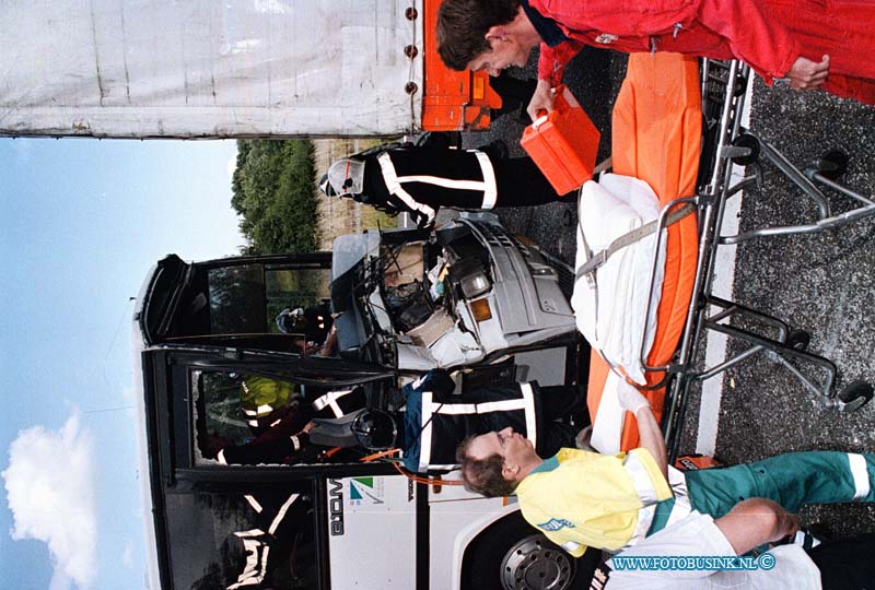 99062804.jpg - WFA :Dordrecht:28-06-1999:Diverse aanrijdingen waar van een tussen een bus en een vrachtauto waar van de busschauffeur 1uur bekenld raakte de  trauma helikopter en amblance en brandweer hadden de grooste moeite om het slachtoffer te bevrijden er onstond hier door een file van ongeveer 20 km tussen de moerdijkbrug en ridderkerk.Deze digitale foto blijft eigendom van FOTOPERSBURO BUSINK. Wij hanteren de voorwaarden van het N.V.F. en N.V.J. Gebruik van deze foto impliceert dat u bekend bent  en akkoord gaat met deze voorwaarden bij publicatie.EB/ETIENNE BUSINK