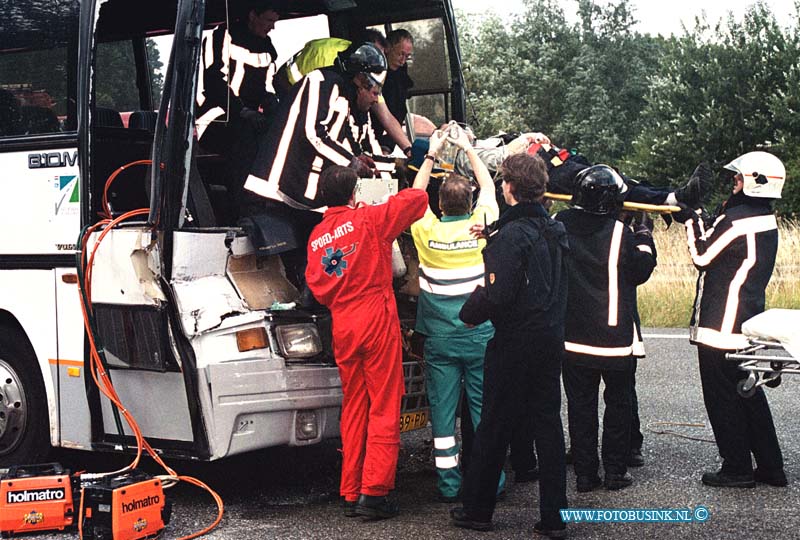 99062806.jpg - WFA :Dordrecht:28-06-1999:Diverse aanrijdingen waar van een tussen een bus en een vrachtauto waar van de busschauffeur 1uur bekenld raakte de  trauma helikopter en amblance en brandweer hadden de grooste moeite om het slachtoffer te bevrijden er onstond hier door een file van ongeveer 20 km tussen de moerdijkbrug en ridderkerk.Deze digitale foto blijft eigendom van FOTOPERSBURO BUSINK. Wij hanteren de voorwaarden van het N.V.F. en N.V.J. Gebruik van deze foto impliceert dat u bekend bent  en akkoord gaat met deze voorwaarden bij publicatie.EB/ETIENNE BUSINK
