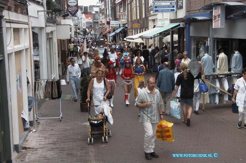 99070317.jpg - DE STEM VAN DORDT :Dordrecht:03-07-1999:vriesestraat dordrecht met winkelend publiekDeze digitale foto blijft eigendom van FOTOPERSBURO BUSINK. Wij hanteren de voorwaarden van het N.V.F. en N.V.J. Gebruik van deze foto impliceert dat u bekend bent  en akkoord gaat met deze voorwaarden bij publicatie.EB/ETIENNE BUSINK