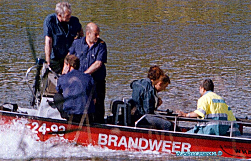 99071503.jpg - DE DORDTENAAR :dordrecht : 15-07-1999door een brand op een bootje nabij recreatie de merwelandenword een gewonde man door de boot boston walen van de brandweer naar het zieken huis vervoerd Deze digitale foto blijft eigendom van FOTOPERSBURO BUSINK. Wij hanteren de voorwaarden van het N.V.F. en N.V.J. Gebruik van deze foto impliceert dat u bekend bent  en akkoord gaat met deze voorwaarden bij publicatie.EB/ETIENNE BUSINK