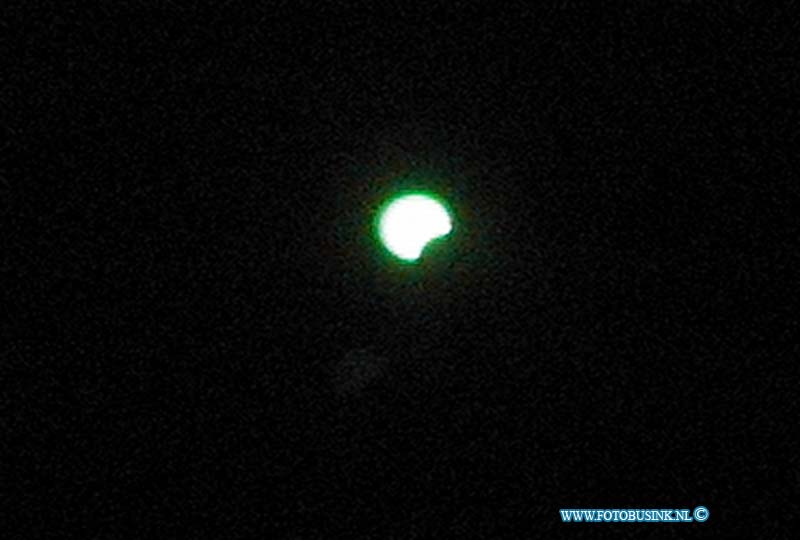 99081101.jpg - DE WOENSDAG :Frankrijk:11-08-1999:de eclips in noord frankrijk in de plaats caxeu .Deze digitale foto blijft eigendom van FOTOPERSBURO BUSINK. Wij hanteren de voorwaarden van het N.V.F. en N.V.J. Gebruik van deze foto impliceert dat u bekend bent  en akkoord gaat met deze voorwaarden bij publicatie.EB/ETIENNE BUSINK