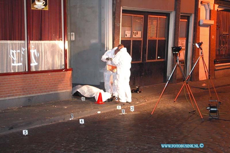 99081304.jpg - ROTTERDAMS DAGBLAD:Dordrecht:13-08-1999:op de wijnstraat bij cafe de stapper is vannacht om 1,30 uur een man dood schoten door een bromfietser die voor bijreed de bromfietser vuurde 6 kogels af op een groep mannen die buiten voor het cafe stonden te praten de middelste manwerd geraakt door 3 v an de 6 kogels en overleedt ter plaatsen aan zijn verwondingen de politie gaat er van uit dat de man bewust is geraakt en de andere mannen bleven ongedeerd. Deze digitale foto blijft eigendom van FOTOPERSBURO BUSINK. Wij hanteren de voorwaarden van het N.V.F. en N.V.J. Gebruik van deze foto impliceert dat u bekend bent  en akkoord gaat met deze voorwaarden bij publicatie.EB/ETIENNE BUSINK