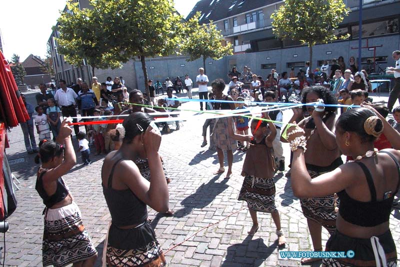 99082904.jpg - DE DORDTENAAR :Dordrecht:28-08-1999: jjl ten kate straat 21 een culturele middag met optredens en carnavals schow dordrechtDeze digitale foto blijft eigendom van FOTOPERSBURO BUSINK. Wij hanteren de voorwaarden van het N.V.F. en N.V.J. Gebruik van deze foto impliceert dat u bekend bent  en akkoord gaat met deze voorwaarden bij publicatie.EB/ETIENNE BUSINK