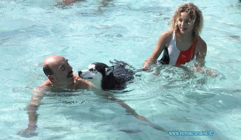 99082911.jpg - DE STEM VAN DORDT:Papendrecht:29-08-1999: zwembad papendrecht honden bezitters mogen op de laaste dag van het seisoen met baas in zwembad zwemmenDeze digitale foto blijft eigendom van FOTOPERSBURO BUSINK. Wij hanteren de voorwaarden van het N.V.F. en N.V.J. Gebruik van deze foto impliceert dat u bekend bent  en akkoord gaat met deze voorwaarden bij publicatie.EB/ETIENNE BUSINK