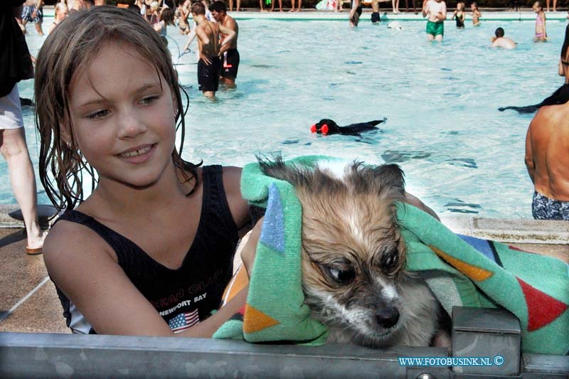 99082914.jpg - LOCOM: zwembad papendrecht honden bezitters mogen op de laaste dag van het seisoen met baas in zwembad zwemmenDeze digitale foto blijft eigendom van FOTOPERSBURO BUSINK. Wij hanteren de voorwaarden van het N.V.F. en N.V.J. Gebruik van deze foto impliceert dat u bekend bent  en akkoord gaat met deze voorwaarden bij publicatie.EB/ETIENNE BUSINK