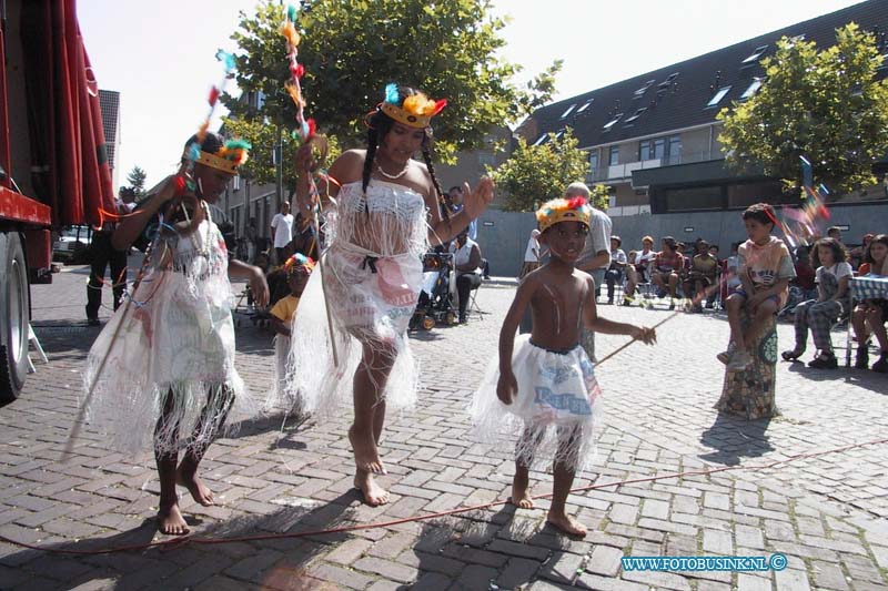 99082915.jpg - LOCOM :Dordrecht:28-08-1999: jjl ten kate straat 21 een culturele middag met optredens en carnavals schow dordrechtDeze digitale foto blijft eigendom van FOTOPERSBURO BUSINK. Wij hanteren de voorwaarden van het N.V.F. en N.V.J. Gebruik van deze foto impliceert dat u bekend bent  en akkoord gaat met deze voorwaarden bij publicatie.EB/ETIENNE BUSINK