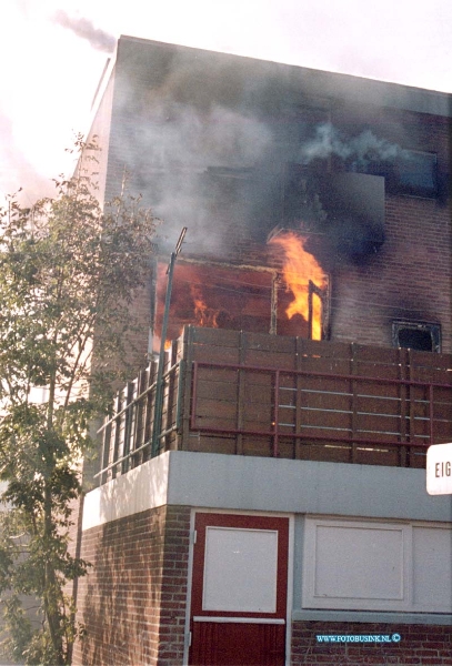 99102606.jpg - DE DORDTENAAR :Gorinchem:26-10-1999:Een korte uitslaande brand heeft nagenoeg een hele woning in de as gelegd. Het vuur ontstond op dinsdag 26 oktober 1999 net voor 12.00 uur. De brand begon in de keuken en sloeg over naar de verdieping waar de slaapkamers zijn. Onder het pand zit een verf- en behangwinkel. De brandweer voorkwam dat de winkel en naastgelegen panden in brand vlogen. De bewoner tevens eigenaar van de winkel was thuis maar verliet ongedeerd zijn woning. De winkel liep rook- en waterschade op. Het getroffen pand ligt in de Koningin Wilhelminalaan in Gorinchem.Deze digitale foto blijft eigendom van FOTOPERSBURO BUSINK. Wij hanteren de voorwaarden van het N.V.F. en N.V.J. Gebruik van deze foto impliceert dat u bekend bent  en akkoord gaat met deze voorwaarden bij publicatie.EB/ETIENNE BUSINK