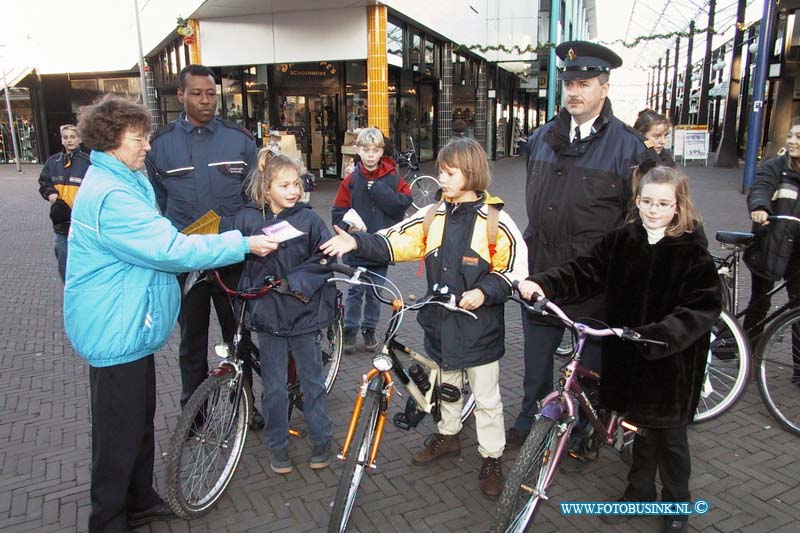 99111102.jpg - DE DORDTENAAR :Dordrecht:11-11-1999:wc bieshof startverkeers aktie tegen fietser in winkel centrum.Deze digitale foto blijft eigendom van FOTOPERSBURO BUSINK. Wij hanteren de voorwaarden van het N.V.F. en N.V.J. Gebruik van deze foto impliceert dat u bekend bent  en akkoord gaat met deze voorwaarden bij publicatie.EB/ETIENNE BUSINK