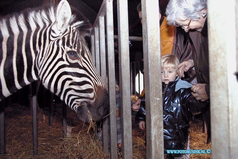 99111405.jpg - DE DORDTENAAR :Dordrecht:14-11-1999:circus royal sikkelstraat dubbeldam dierentuindag bezoekers kunnen de dieren bezichtingen van het wintercircusDeze digitale foto blijft eigendom van FOTOPERSBURO BUSINK. Wij hanteren de voorwaarden van het N.V.F. en N.V.J. Gebruik van deze foto impliceert dat u bekend bent  en akkoord gaat met deze voorwaarden bij publicatie.EB/ETIENNE BUSINK