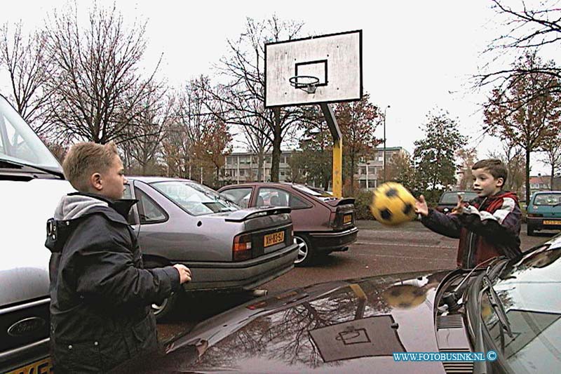 99112404.jpg - DE DORDTENAAR :Dordrecht:24-11-1999:kinderen kun niet op speel plein spelen omdat er ook auto's mogen parkeren paullusplein dordrechtDeze digitale foto blijft eigendom van FOTOPERSBURO BUSINK. Wij hanteren de voorwaarden van het N.V.F. en N.V.J. Gebruik van deze foto impliceert dat u bekend bent  en akkoord gaat met deze voorwaarden bij publicatie.EB/ETIENNE BUSINK