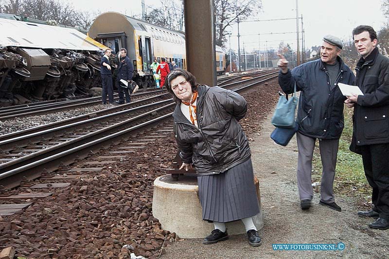 99112802.jpg - WFA :Dordrecht:28-11-1999:trein ongeval 2 treinen raken elkaar bij het samen komen van 2 sporenrialsen 1 trein kandeld 1 trein onstspoort diverse gewonden het ongeval gebeurde t/h van de bereomde bocht van dordrecht t/h van de laan der verenigde naties spoorweg overgang dordrecht.Deze digitale foto blijft eigendom van FOTOPERSBURO BUSINK. Wij hanteren de voorwaarden van het N.V.F. en N.V.J. Gebruik van deze foto impliceert dat u bekend bent  en akkoord gaat met deze voorwaarden bij publicatie.EB/ETIENNE BUSINK