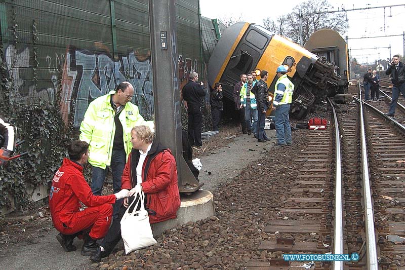 99112805.jpg - DE DORDTENAAR :Dordrecht:28-11-1999:trein ongeval 2 treinen raken elkaar bij het samen komen van 2 sporenrialsen 1 trein kandeld 1 trein onstspoort diverse gewonden het ongeval gebeurde t/h van de bereomde bocht van dordrecht t/h van de laan der verenigde naties spoorweg overgang dordrecht.Deze digitale foto blijft eigendom van FOTOPERSBURO BUSINK. Wij hanteren de voorwaarden van het N.V.F. en N.V.J. Gebruik van deze foto impliceert dat u bekend bent  en akkoord gaat met deze voorwaarden bij publicatie.EB/ETIENNE BUSINK