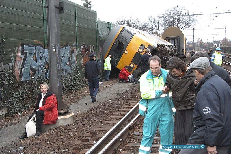 99112807.jpg - DE DORDTENAAR :Dordrecht:28-11-1999:trein ongeval 2 treinen raken elkaar bij het samen komen van 2 sporenrialsen 1 trein kandeld 1 trein onstspoort diverse gewonden het ongeval gebeurde t/h van de bereomde bocht van dordrecht t/h van de laan der verenigde naties spoorweg overgang dordrecht.Deze digitale foto blijft eigendom van FOTOPERSBURO BUSINK. Wij hanteren de voorwaarden van het N.V.F. en N.V.J. Gebruik van deze foto impliceert dat u bekend bent  en akkoord gaat met deze voorwaarden bij publicatie.EB/ETIENNE BUSINK