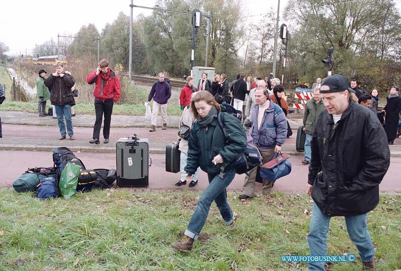 99112824.jpg - WFA :Dordrecht:28-11-1999:trein ongeval 2 treinen raken elkaar bij het samen komen van 2 sporenrialsen 1 trein kandeld 1 trein onstspoort diverse gewonden het ongeval gebeurde t/h van de bereomde bocht van dordrecht t/h van de laan der verenigde naties spoorweg overgang dordrecht.Deze digitale foto blijft eigendom van FOTOPERSBURO BUSINK. Wij hanteren de voorwaarden van het N.V.F. en N.V.J. Gebruik van deze foto impliceert dat u bekend bent  en akkoord gaat met deze voorwaarden bij publicatie.EB/ETIENNE BUSINK