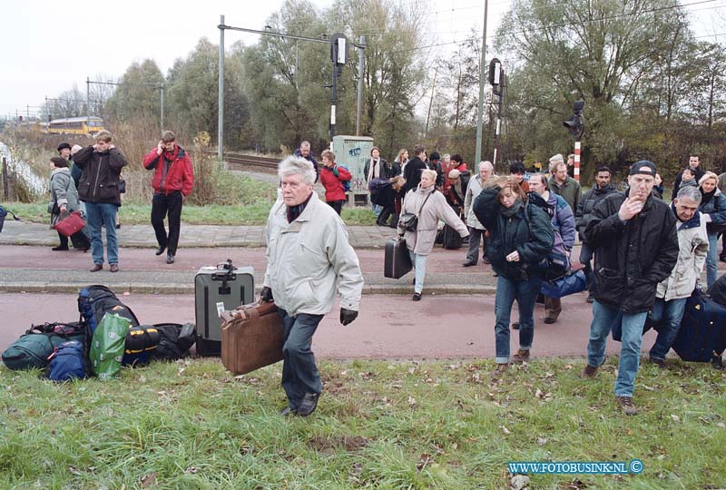 99112825.jpg - WFA :Dordrecht:28-11-1999:trein ongeval 2 treinen raken elkaar bij het samen komen van 2 sporenrialsen 1 trein kandeld 1 trein onstspoort diverse gewonden het ongeval gebeurde t/h van de bereomde bocht van dordrecht t/h van de laan der verenigde naties spoorweg overgang dordrecht.Deze digitale foto blijft eigendom van FOTOPERSBURO BUSINK. Wij hanteren de voorwaarden van het N.V.F. en N.V.J. Gebruik van deze foto impliceert dat u bekend bent  en akkoord gaat met deze voorwaarden bij publicatie.EB/ETIENNE BUSINK