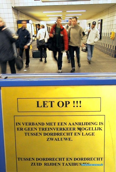 99112915.jpg - DE DORDTENAAR :Dordrecht:29-11-1999:drukte op station dordrecht ivm met de stremming door trein ongeval dordrechtDeze digitale foto blijft eigendom van FOTOPERSBURO BUSINK. Wij hanteren de voorwaarden van het N.V.F. en N.V.J. Gebruik van deze foto impliceert dat u bekend bent  en akkoord gaat met deze voorwaarden bij publicatie.EB/ETIENNE BUSINK