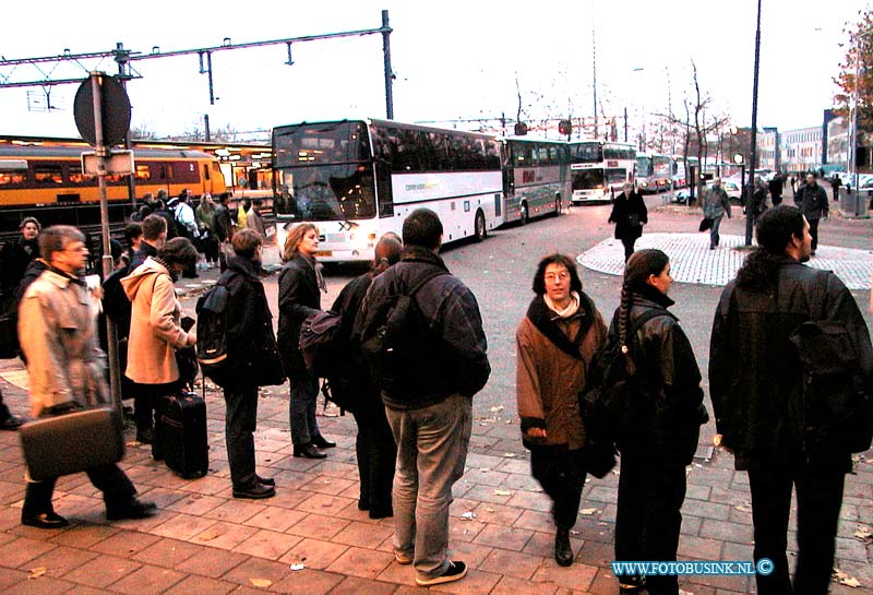 99112917.jpg - DE DORDTENAAR :Dordrecht:29-11-1999:drukte op station dordrecht ivm met de stremming door trein ongeval dordrechtDeze digitale foto blijft eigendom van FOTOPERSBURO BUSINK. Wij hanteren de voorwaarden van het N.V.F. en N.V.J. Gebruik van deze foto impliceert dat u bekend bent  en akkoord gaat met deze voorwaarden bij publicatie.EB/ETIENNE BUSINK