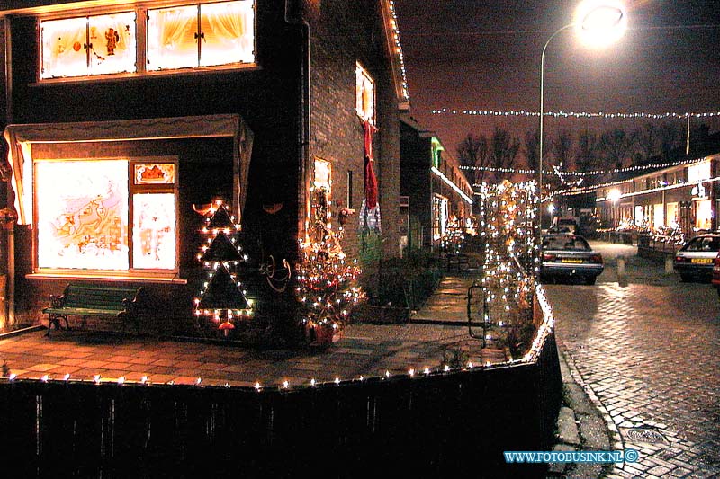 99121620.jpg - DE DORDTENAAR :Dordrecht:16-12-1999:de fergatstraat in dordrecht in de kerst verlichtingDeze digitale foto blijft eigendom van FOTOPERSBURO BUSINK. Wij hanteren de voorwaarden van het N.V.F. en N.V.J. Gebruik van deze foto impliceert dat u bekend bent  en akkoord gaat met deze voorwaarden bij publicatie.EB/ETIENNE BUSINK