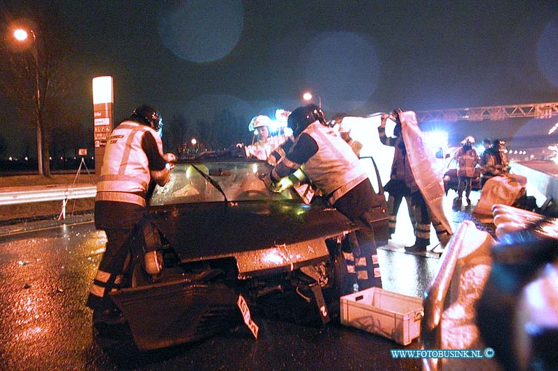 99122501.jpg - DE ZWIJNDRECHTSE KOMBINATIE :RW A 16 zwijndrecht:25-12-1999:VERKEERSONGEVAL MET GEWONDENHENDRIK IDO AMBACHT- Op vrijdagavond, 24 december 1999, omstreeks 23.50 uur, vond op de Rijksweg A16 een verkeersongeval plaats, waarbij twee gewonden vielen.Een 20 jarige inwoner uit Oud-Beijerland raakte met zijn personenauto na een stuurfout in een slip. Hij botste tegen de vangrail en kwam op zijn kant tot stilstand. Een 49 jarige inwoner uit Bodegraven zag e.e.a. gebeuren en zette zijn bestelbus een aantal meters voorbij het ongeluk stil om hulp te verlenen. Op datzelfde moment kwam een 35 jarige inwoner uit Grimbergen met zijn personenauto aangereden en reed met volle snelheid in op de gekantelde personenauto en raakte daarna het bestelbusje. De 49 jarige hulpverlener uit Bodegraven werd geraakt aan zijn been en liep een pijnlijk been op. De 35 jarige man uit Grimbergen raakte bekneld en werd door de ambulancedienst met behulp van de brandweer uit zijn voertuig bevrijd. Hij werd overgebracht naar het Zuiderziekenhuis te Rotterdam. Daar bleken zijn verwondingen mee te vallen. Hij liep vermoedelijk een lichte hersenschudding op en werd een nacht in observatie gehouden.De 20 jarige inwoner uit Oud-Beijerland liep een verwonding op aan zijn neus. Bovendien had hij alcohol gedronken. Hij werd daarom aangehouden. In het bureau blies hij net boven de streep. Na verhoor is hij met een rijverbod en een bekeuring heengezonden. Alle voertuigen raakten rondom beschadigd.Deze digitale foto blijft eigendom van FOTOPERSBURO BUSINK. Wij hanteren de voorwaarden van het N.V.F. en N.V.J. Gebruik van deze foto impliceert dat u bekend bent  en akkoord gaat met deze voorwaarden bij publicatie.EB/ETIENNE BUSINK