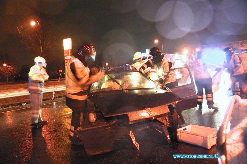 99122502.jpg - DE LOCOM :RW A 16 zwijndrecht:25-12-1999:VERKEERSONGEVAL MET GEWONDENHENDRIK IDO AMBACHT- Op vrijdagavond, 24 december 1999, omstreeks 23.50 uur, vond op de Rijksweg A16 een verkeersongeval plaats, waarbij twee gewonden vielen.Een 20 jarige inwoner uit Oud-Beijerland raakte met zijn personenauto na een stuurfout in een slip. Hij botste tegen de vangrail en kwam op zijn kant tot stilstand. Een 49 jarige inwoner uit Bodegraven zag e.e.a. gebeuren en zette zijn bestelbus een aantal meters voorbij het ongeluk stil om hulp te verlenen. Op datzelfde moment kwam een 35 jarige inwoner uit Grimbergen met zijn personenauto aangereden en reed met volle snelheid in op de gekantelde personenauto en raakte daarna het bestelbusje. De 49 jarige hulpverlener uit Bodegraven werd geraakt aan zijn been en liep een pijnlijk been op. De 35 jarige man uit Grimbergen raakte bekneld en werd door de ambulancedienst met behulp van de brandweer uit zijn voertuig bevrijd. Hij werd overgebracht naar het Zuiderziekenhuis te Rotterdam. Daar bleken zijn verwondingen mee te vallen. Hij liep vermoedelijk een lichte hersenschudding op en werd een nacht in observatie gehouden.De 20 jarige inwoner uit Oud-Beijerland liep een verwonding op aan zijn neus. Bovendien had hij alcohol gedronken. Hij werd daarom aangehouden. In het bureau blies hij net boven de streep. Na verhoor is hij met een rijverbod en een bekeuring heengezonden. Alle voertuigen raakten rondom beschadigd.Deze digitale foto blijft eigendom van FOTOPERSBURO BUSINK. Wij hanteren de voorwaarden van het N.V.F. en N.V.J. Gebruik van deze foto impliceert dat u bekend bent  en akkoord gaat met deze voorwaarden bij publicatie.EB/ETIENNE BUSINK