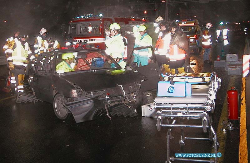 99122506.jpg - DE ZWIJNDRECHTSE KOMBINATIE :RW A 16 zwijndrecht:25-12-1999:VERKEERSONGEVAL MET GEWONDENHENDRIK IDO AMBACHT- Op vrijdagavond, 24 december 1999, omstreeks 23.50 uur, vond op de Rijksweg A16 een verkeersongeval plaats, waarbij twee gewonden vielen.Een 20 jarige inwoner uit Oud-Beijerland raakte met zijn personenauto na een stuurfout in een slip. Hij botste tegen de vangrail en kwam op zijn kant tot stilstand. Een 49 jarige inwoner uit Bodegraven zag e.e.a. gebeuren en zette zijn bestelbus een aantal meters voorbij het ongeluk stil om hulp te verlenen. Op datzelfde moment kwam een 35 jarige inwoner uit Grimbergen met zijn personenauto aangereden en reed met volle snelheid in op de gekantelde personenauto en raakte daarna het bestelbusje. De 49 jarige hulpverlener uit Bodegraven werd geraakt aan zijn been en liep een pijnlijk been op. De 35 jarige man uit Grimbergen raakte bekneld en werd door de ambulancedienst met behulp van de brandweer uit zijn voertuig bevrijd. Hij werd overgebracht naar het Zuiderziekenhuis te Rotterdam. Daar bleken zijn verwondingen mee te vallen. Hij liep vermoedelijk een lichte hersenschudding op en werd een nacht in observatie gehouden.De 20 jarige inwoner uit Oud-Beijerland liep een verwonding op aan zijn neus. Bovendien had hij alcohol gedronken. Hij werd daarom aangehouden. In het bureau blies hij net boven de streep. Na verhoor is hij met een rijverbod en een bekeuring heengezonden. Alle voertuigen raakten rondom beschadigd.Deze digitale foto blijft eigendom van FOTOPERSBURO BUSINK. Wij hanteren de voorwaarden van het N.V.F. en N.V.J. Gebruik van deze foto impliceert dat u bekend bent  en akkoord gaat met deze voorwaarden bij publicatie.EB/ETIENNE BUSINK