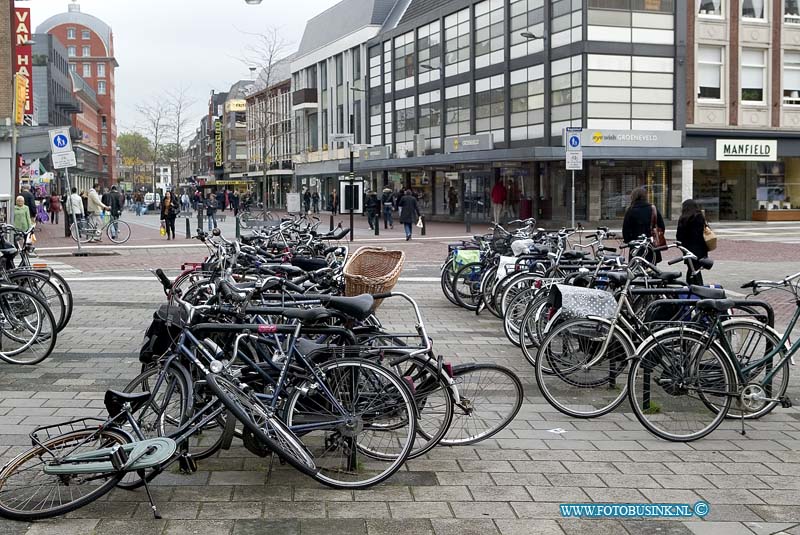 08100601.jpg - FOTOOPDRACHT:Dordrecht:06-10-2008:gem dordt moet fietser te gemoed aan fiets plan komen  parkeerproblemen bij hema voor fiestenDeze digitale foto blijft eigendom van FOTOPERSBURO BUSINK. Wij hanteren de voorwaarden van het N.V.F. en N.V.J. Gebruik van deze foto impliceert dat u bekend bent  en akkoord gaat met deze voorwaarden bij publicatie.EB/ETIENNE BUSINK