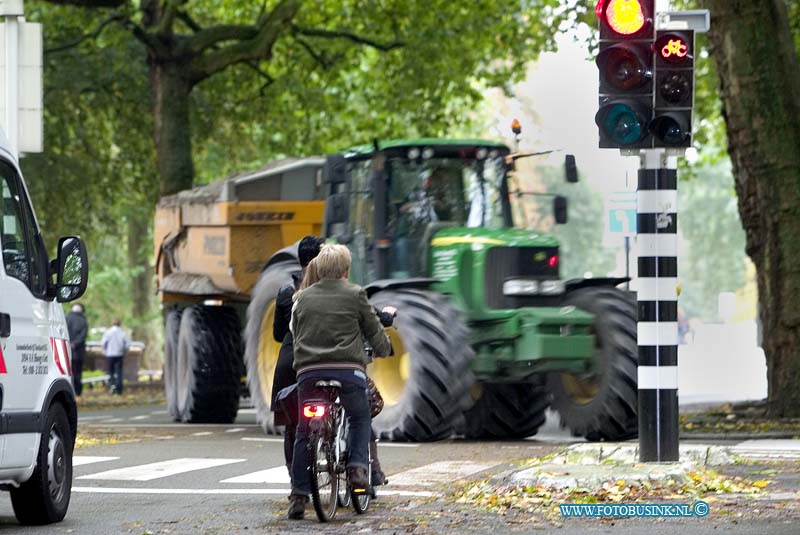 08100604.jpg - FOTOOPDRACHT:Dordrecht:06-10-2008:gem dordt moet fietser te gemoed aan fiets plan komen  fietserwachtend voor stoplicht VriesewegDeze digitale foto blijft eigendom van FOTOPERSBURO BUSINK. Wij hanteren de voorwaarden van het N.V.F. en N.V.J. Gebruik van deze foto impliceert dat u bekend bent  en akkoord gaat met deze voorwaarden bij publicatie.EB/ETIENNE BUSINK