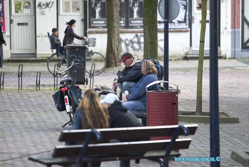 08100901.jpg - FOTOOPDRACHT:Dordrecht:09-10-2008:overlastgevende bier drinkers op het Vrieseplein.Deze digitale foto blijft eigendom van FOTOPERSBURO BUSINK. Wij hanteren de voorwaarden van het N.V.F. en N.V.J. Gebruik van deze foto impliceert dat u bekend bent  en akkoord gaat met deze voorwaarden bij publicatie.EB/ETIENNE BUSINK