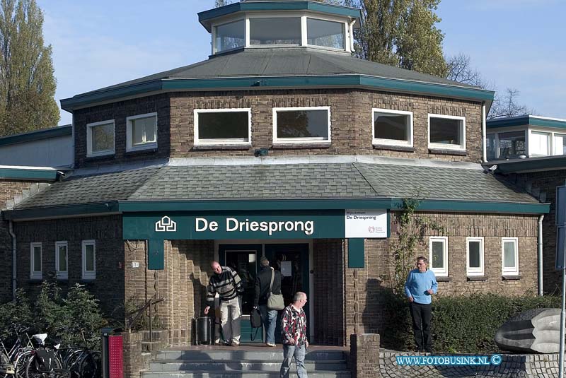 08102303.jpg - FOTOOPDRACHT:Dordrecht:23-10-2008:wijkcentrum (oude badhuis) De Driesprong aan het Vogelplein./BankastraatDeze digitale foto blijft eigendom van FOTOPERSBURO BUSINK. Wij hanteren de voorwaarden van het N.V.F. en N.V.J. Gebruik van deze foto impliceert dat u bekend bent  en akkoord gaat met deze voorwaarden bij publicatie.EB/ETIENNE BUSINK