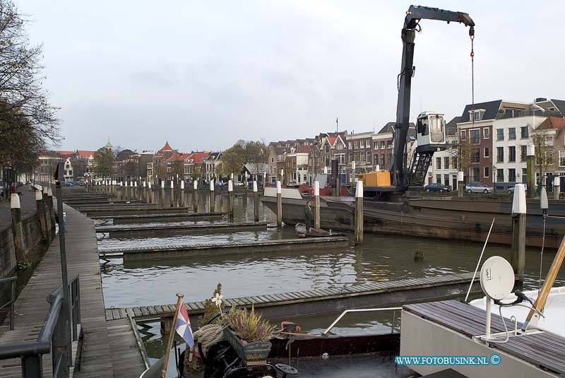 08103009.jpg - FOTOOPDRACHT:Dordrecht:30-10-2008:De Nieuwe Haven wordt uitgebaggerd. Nagenoeg alle pleziervaartuigen zijn daarom wegDeze digitale foto blijft eigendom van FOTOPERSBURO BUSINK. Wij hanteren de voorwaarden van het N.V.F. en N.V.J. Gebruik van deze foto impliceert dat u bekend bent  en akkoord gaat met deze voorwaarden bij publicatie.EB/ETIENNE BUSINK
