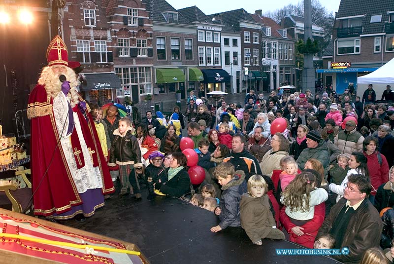 08113001.jpg - FOTOOPDRACHT:Dordrecht:30-11-2008:het Statenplein een Sint Sing-A-Long Sinterklaas krijgt daar een grote speculaaspop met zijn evenbeeld uitgereiktDeze digitale foto blijft eigendom van FOTOPERSBURO BUSINK. Wij hanteren de voorwaarden van het N.V.F. en N.V.J. Gebruik van deze foto impliceert dat u bekend bent  en akkoord gaat met deze voorwaarden bij publicatie.EB/ETIENNE BUSINK