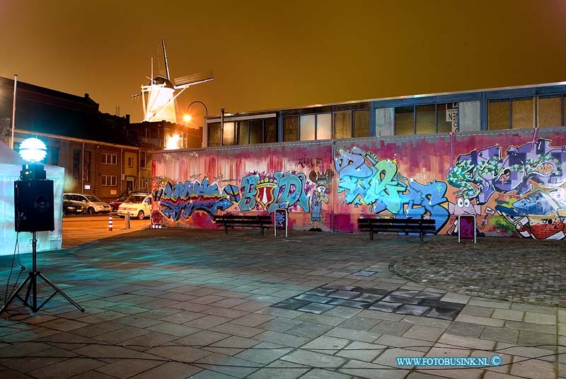 08120807.jpg - FOTOOPDRACHT:Dordrecht:08-12-2008:wethouder Van den Oever de legale graffitimuur in gebruik achter de WantijloodsDeze digitale foto blijft eigendom van FOTOPERSBURO BUSINK. Wij hanteren de voorwaarden van het N.V.F. en N.V.J. Gebruik van deze foto impliceert dat u bekend bent  en akkoord gaat met deze voorwaarden bij publicatie.EB/ETIENNE BUSINK