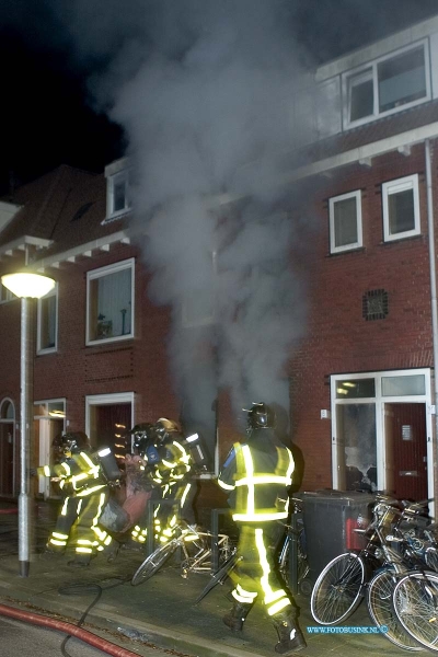 08122901.jpg - FOTOOPDRACHT:Dordrecht:29-12-2008:foto: bewoner wordt uit zijn brand huis gehaald door de brandweer.Een 74 bewoner van het woonhuis aan de P A DE GENESTETSTRAAT 8 raakt zwaar gewond toen er een uitslaande brand ontstond in zijn woning. de man werd met diverse verwondingen naar het ziekenhuis gebracht. enkelen bewonners van omliggende huizen werden door de politie en brandweer geëvacueerd en wanwegen de extreme koud door de poltie tijdelijk opgevangen.Deze digitale foto blijft eigendom van FOTOPERSBURO BUSINK. Wij hanteren de voorwaarden van het N.V.F. en N.V.J. Gebruik van deze foto impliceert dat u bekend bent  en akkoord gaat met deze voorwaarden bij publicatie.EB/ETIENNE BUSINK