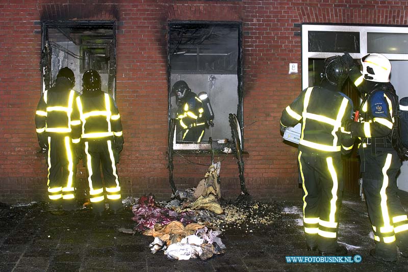 08122902.jpg - FOTOOPDRACHT:Dordrecht:29-12-2008:foto: bewoner wordt uit zijn brand huis gehaald door de brandweer.Een 74 bewoner van het woonhuis aan de P A DE GENESTETSTRAAT 8 raakt zwaar gewond toen er een uitslaande brand ontstond in zijn woning. de man werd met diverse verwondingen naar het ziekenhuis gebracht. enkelen bewonners van omliggende huizen werden door de politie en brandweer geëvacueerd en wanwegen de extreme koud door de poltie tijdelijk opgevangen.Deze digitale foto blijft eigendom van FOTOPERSBURO BUSINK. Wij hanteren de voorwaarden van het N.V.F. en N.V.J. Gebruik van deze foto impliceert dat u bekend bent  en akkoord gaat met deze voorwaarden bij publicatie.EB/ETIENNE BUSINK
