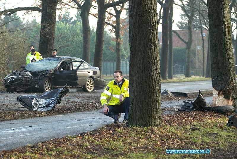 09011401.jpg - FOTOOPDRACHT:Dordrecht:14-01-2009:Bij een eenzijdige aanrijding op de provinialeweg raakte 1 persoon dodelijk gewond. over toedracht van het ongeval is nog niets bekend. de politie gaat een uit gebreid sporen onderzoek om de toedracht te achter halen.Deze digitale foto blijft eigendom van FOTOPERSBURO BUSINK. Wij hanteren de voorwaarden van het N.V.F. en N.V.J. Gebruik van deze foto impliceert dat u bekend bent  en akkoord gaat met deze voorwaarden bij publicatie.EB/ETIENNE BUSINK