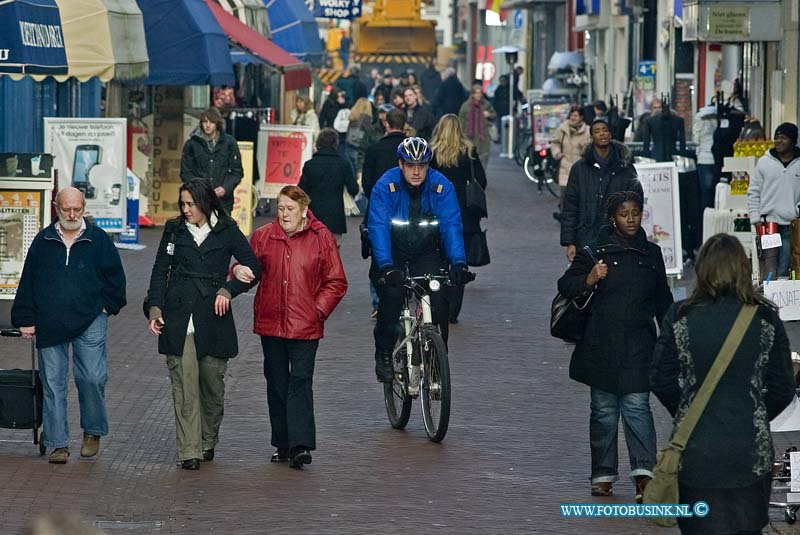 09012701.jpg - FOTOOPDRACHT:Dordrecht:27-01-2009:wouter van randwijk bikersteam foto op straat liggend en staand met drukte op straat fietsend tussen de mensen door. Graag (staande) foto's van mijn bike-collega's Wouter van Randwijk. Zij gaan jou binnenkort bellen voor een afspraak. Ze weten er uiteraard van, anders zouden ze je niet bellen! Gaat om foto's van deze bikers in actie in een voetgangersgebied in Dordt. Als het de Kolfstraat zou kunnen zijn: graag fietsend dus en met een slakkengangetjeDeze digitale foto blijft eigendom van FOTOPERSBURO BUSINK. Wij hanteren de voorwaarden van het N.V.F. en N.V.J. Gebruik van deze foto impliceert dat u bekend bent  en akkoord gaat met deze voorwaarden bij publicatie.EB/ETIENNE BUSINK