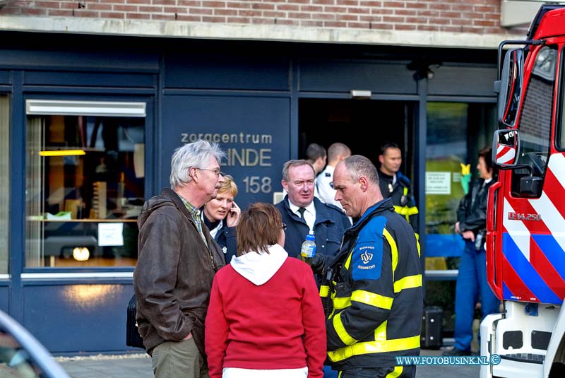 09033002.jpg - FOTOOPDRACHT:Dordrecht:30-03-2009:BRAND IN VERZORGINGSTEHUIS SNEL MEESTER  DORDRECHT- Bij een brand in een verzorgingstehuis aan de Bankastraat is maandagmiddag 30 maart niemand gewond geraakt.  De brand ontstond rond 17.30 uur in een woning van het verzorgingstehuis waarna het sein middelbrand werd afgekondigd. De brandweer had het vuur snel onder controle en het aanwezige BedrijfsHulpVerlenings  personeelslid trad zeer kordaat op waardoor erger kon worden voorkomen. Tien personen zijn door het toegesnelde ambulancepersoneel onderzocht maar hoefden niet meer naar het ziekenhuis. Het is onbekend hoe de brand is ontstaan. De bewoners van de etage waar de brand had gewoed konden na goed ventileren na een uur weer hun woningen in. Deze digitale foto blijft eigendom van FOTOPERSBURO BUSINK. Wij hanteren de voorwaarden van het N.V.F. en N.V.J. Gebruik van deze foto impliceert dat u bekend bent  en akkoord gaat met deze voorwaarden bij publicatie.EB/ETIENNE BUSINK