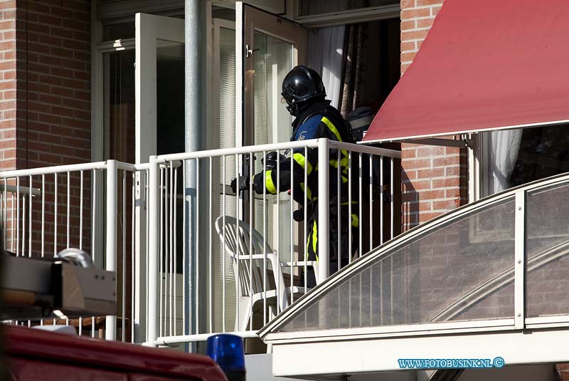 09033004.jpg - FOTOOPDRACHT:Dordrecht:30-03-2009:BRAND IN VERZORGINGSTEHUIS SNEL MEESTER  DORDRECHT- Bij een brand in een verzorgingstehuis aan de Bankastraat is maandagmiddag 30 maart niemand gewond geraakt.  De brand ontstond rond 17.30 uur in een woning van het verzorgingstehuis waarna het sein middelbrand werd afgekondigd. De brandweer had het vuur snel onder controle en het aanwezige BedrijfsHulpVerlenings  personeelslid trad zeer kordaat op waardoor erger kon worden voorkomen. Tien personen zijn door het toegesnelde ambulancepersoneel onderzocht maar hoefden niet meer naar het ziekenhuis. Het is onbekend hoe de brand is ontstaan. De bewoners van de etage waar de brand had gewoed konden na goed ventileren na een uur weer hun woningen in. Deze digitale foto blijft eigendom van FOTOPERSBURO BUSINK. Wij hanteren de voorwaarden van het N.V.F. en N.V.J. Gebruik van deze foto impliceert dat u bekend bent  en akkoord gaat met deze voorwaarden bij publicatie.EB/ETIENNE BUSINK