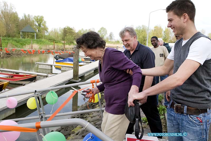 09041102.jpg - FOTOOPDRACHT:Dordrecht:11-04-2009:Watersportvereniging de loswal is een feit (W.S.V De Loswal). Zaterdag ochtend werd door mevr vroegindeweij-hoonkoop het oudste lid ( 83 jaar) met een boot in de jachthaven het lint officeel door geknipt zodat de jachthaven aan het vissertje toegankelijk werd. Decennia lang lagen er bootje met en zonder een ontheffing in het water en op de bodem van het vissertje. twee jaar geleden heeft de gemeente dordrecht het haventje opgeknapt, enkele ontheffinghouders besloten toen om een vereniging op te richten voor de jachthaven.en dat werd een feit op zaterdag 11 april 2009. Foto: mevr Vroegindeweij die het haventje de officeel in gebruikt neemt. voor verdere info kunt u terecht bij Mario Tel: 06-20682518