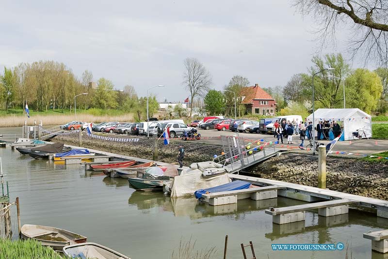 09041104.jpg - FOTOOPDRACHT:Dordrecht:11-04-2009:Watersportvereniging de loswal is een feit (W.S.V De Loswal). Zaterdag ochtend werd door mevr vroegindeweij-hoonkoop het oudste lid ( 83 jaar) met een boot in de jachthaven het lint officeel door geknipt zodat de jachthaven aan het vissertje toegankelijk werd. Decennia lang lagen er bootje met en zonder een ontheffing in het water en op de bodem van het vissertje. twee jaar geleden heeft de gemeente dordrecht het haventje opgeknapt, enkele ontheffinghouders besloten toen om een vereniging op te richten voor de jachthaven.en dat werd een feit op zaterdag 11 april 2009. Foto: mevr Vroegindeweij die het haventje de officeel in gebruikt neemt. voor verdere info kunt u terecht bij Mario Tel: 06-20682518
