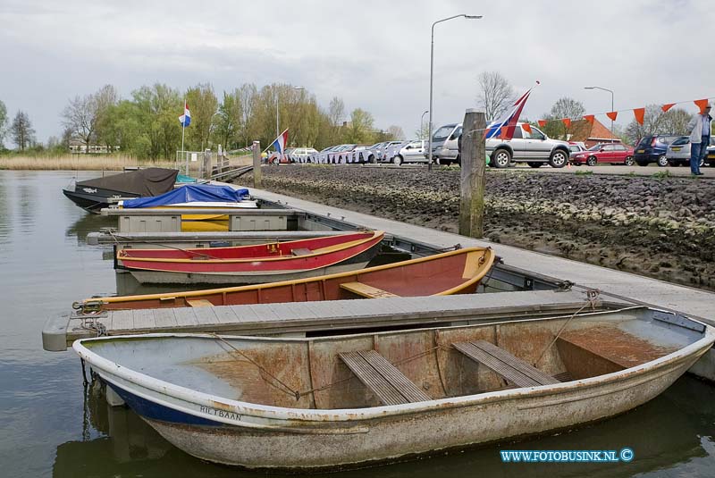 09041111.jpg - FOTOOPDRACHT:Dordrecht:11-04-2009:Watersportvereniging de loswal is een feit (W.S.V De Loswal). Zaterdag ochtend werd door mevr vroegindeweij-hoonkoop het oudste lid ( 83 jaar) met een boot in de jachthaven het lint officeel door geknipt zodat de jachthaven aan het vissertje toegankelijk werd. Decennia lang lagen er bootje met en zonder een ontheffing in het water en op de bodem van het vissertje. twee jaar geleden heeft de gemeente dordrecht het haventje opgeknapt, enkele ontheffinghouders besloten toen om een vereniging op te richten voor de jachthaven.en dat werd een feit op zaterdag 11 april 2009. Foto: mevr Vroegindeweij die het haventje de officeel in gebruikt neemt. voor verdere info kunt u terecht bij Mario Tel: 06-20682518