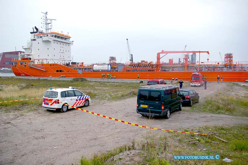 09102402.jpg - FOTOOPDRACHT:Dordrecht:24-10-2009:Matroos verdronken Bij een schip aan de Prins Willem Alexander Kade is een 37-jarige Filippijnse matroos verdronken. De man was gisterenavond niet op het schip teruggekomen en werd door de bemanningsleden vanmorgen als vermist opgegeven. Op de kade werd een pakketje kleding en een paspoort aangetroffen. De duikploeg van de Dordtse brandweer, reddingsbrigade, het KLPD en de politie startten een zoekactie. De man werd rond 09.45 uur in het water gevonden. Zijn lichaam is voor onderzoek naar het mortuarium gebracht waar het zal worden geschouwd. De definitieve uitslag daarvan en de oorzaak van het te water raken is nog niet bekend. De politie gaat er van uit dat de man door verdrinking om het leven is gekomen. Deze digitale foto blijft eigendom van FOTOPERSBURO BUSINK. Wij hanteren de voorwaarden van het N.V.F. en N.V.J. Gebruik van deze foto impliceert dat u bekend bent  en akkoord gaat met deze voorwaarden bij publicatie.EB/ETIENNE BUSINK