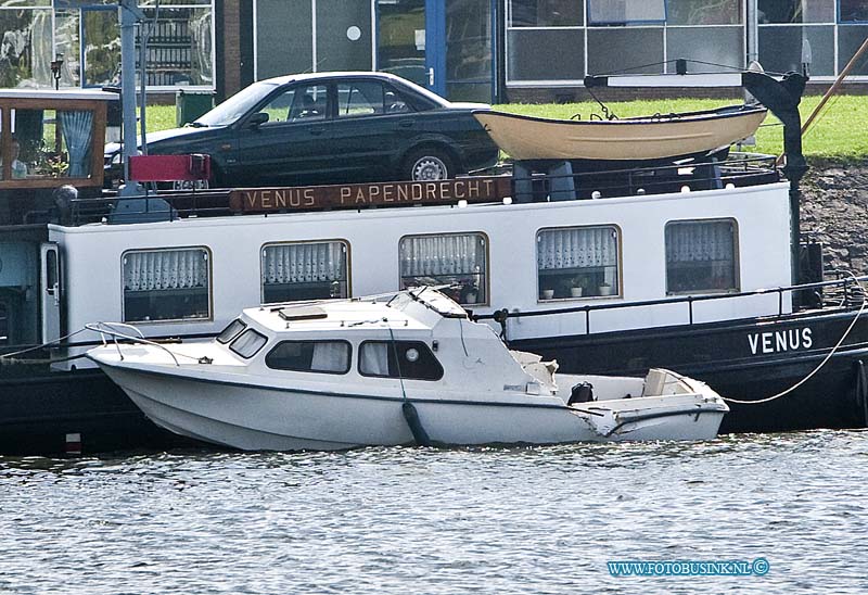 10040810.jpg - Foto: Het overvaren speedbootje dat aan een passantboot werd vast gelegt.AANVARING TUSSEN BINNENVAARTSCHIP EN TANKER PAPENDRECHT  Bij een aanvaring tussen een lege binnenvaarttanker en een pleziervaartuig op 8 april rond 14.15 uur op de rivier de Beneden Merwede bij Papendrecht zijn twee opvarenden van het pleziervaartuig te water geraakt. Het gaat om een 60-jarige man uit Dordrecht en een 26-jarige plaatsgenote. Beiden zijn met onderkoelingsverschijnselen voor controle naar een ziekenhuis overgebracht. Hoe de aanvaring heeft kunnen plaatsvinden is nog niet geheel duidelijk. Het onderzoek ligt in handen van de Waterpolitie, onderdeel van het Korps Landelijke Politiediensten. Wel is duidelijk dat twee opvarenden te water raakten. Mensen van een ander binnenvaartschip en personeel van Rijkswaterstaat konden hen net op tijd uit het water halen en naar de kant brengen. Daar stonden meerdere ambulances en een traumahelikopter klaar voor de medische hulp. De toestand van de slachtoffers lijkt mee te vallen. Doordat in de eerste minuten van het incident nog niet duidelijk was hoeveel mensen te water waren geraakt, is opgeschaald tot Grip 1 en waren de hulpdiensten in groten getale aanwezig. Al snel was duidelijk dat het aantal mensen dat in het water terecht was gekomen tot twee beperkt was gebleven en dat er niemand vermist was. Het pleziervaartuig raakte zwaar beschadigd en is door Rijkswaterstaat aangehaakt en naar de kant gebracht. De tanker bleef nagenoeg onbeschadigd en kon op eigen kracht naar de dichtstbijzijnde kade varen. Het scheepvaartverkeer werd niet gestremd Deze digitale foto blijft eigendom van FOTOPERSBURO BUSINK. Wij hanteren de voorwaarden van het N.V.F. en N.V.J. Gebruik van deze foto impliceert dat u bekend bent en akkoord gaat met deze voorwaarden bij publicatie. EB/ETIENNE BUSINK
